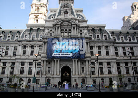 Philadelphia, PA, USA. Apr 21, 2017. NFL Draft signe représenté sur l'Hôtel de ville de Philadelphie, PA, le 21 avril 2017 Credit : Star Shooter/Media Punch Crédit photo Star Shooter/media/Alamy Punch Live News Banque D'Images