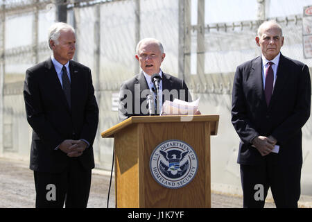 San Ysidro, en Californie, USA. Apr 21, 2017. Le Secrétaire à la sécurité intérieure, John Kelly, droite, et Procureur général Jeff Sessions, center, font leur première apparition commune le long de la frontière sud de l'Amérique avec nous Le Sénateur Ron Johnson de Wisconsin. Crédit : John Gastaldo/ZUMA/Alamy Fil Live News Banque D'Images