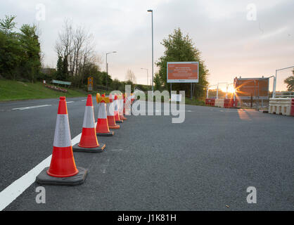 Royal Wootton Bassett, Wiltshire, Royaume-Uni. 22 avril 2017, l'A3102 à Royal Wootton Bassett rouvre, la fermeture de la route, le lien temporaire qui est parallèle au chemin de fer à la suite de la reconstruction du pont du chemin de bain, ouvrant la voie à une nouvelle flotte de trains électriques flotte de trains électriques Crédit : urbanbuzz/Alamy Live News Banque D'Images