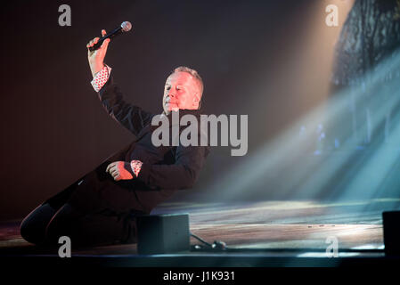 Turin, Italie 21 avril 2017. Simple Minds effectue au Teatro Colosseo. Simple Minds est un groupe de rock Écossais formé à Glasgow en 1977. Le plus grand succès commercial du groupe écossais des années 80, ils ont atteint cinq UK albums numéro un au cours de leur carrière et ont vendu 30 millions de disques à travers le monde. Dans ce tour Simple Minds effectuant seulement chanson unplugged Photo : Cronos/Alberto Gandolfo Banque D'Images