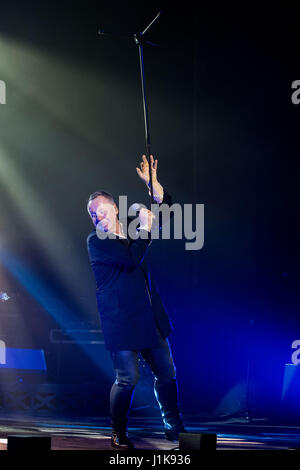 Turin, Italie 21 avril 2017. Simple Minds effectue au Teatro Colosseo. Simple Minds est un groupe de rock Écossais formé à Glasgow en 1977. Le plus grand succès commercial du groupe écossais des années 80, ils ont atteint cinq UK albums numéro un au cours de leur carrière et ont vendu 30 millions de disques à travers le monde. Dans ce tour Simple Minds effectuant seulement chanson unplugged Photo : Cronos/Alberto Gandolfo Banque D'Images