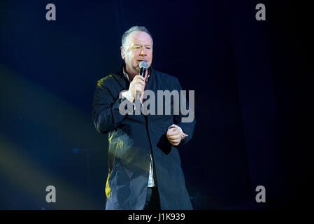 Turin, Italie 21 avril 2017. Simple Minds effectue au Teatro Colosseo. Simple Minds est un groupe de rock Écossais formé à Glasgow en 1977. Le plus grand succès commercial du groupe écossais des années 80, ils ont atteint cinq UK albums numéro un au cours de leur carrière et ont vendu 30 millions de disques à travers le monde. Dans ce tour Simple Minds effectuant seulement chanson unplugged Photo : Cronos/Alberto Gandolfo Banque D'Images