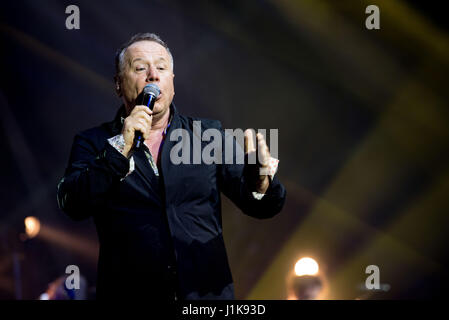 Turin, Italie 21 avril 2017. Simple Minds effectue au Teatro Colosseo. Simple Minds est un groupe de rock Écossais formé à Glasgow en 1977. Le plus grand succès commercial du groupe écossais des années 80, ils ont atteint cinq UK albums numéro un au cours de leur carrière et ont vendu 30 millions de disques à travers le monde. Dans ce tour Simple Minds effectuant seulement chanson unplugged Photo : Cronos/Alberto Gandolfo Banque D'Images