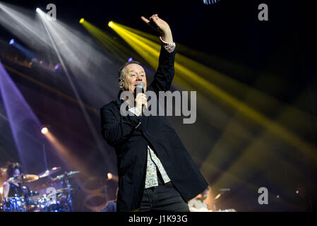 Turin, Italie 21 avril 2017. Simple Minds effectue au Teatro Colosseo. Simple Minds est un groupe de rock Écossais formé à Glasgow en 1977. Le plus grand succès commercial du groupe écossais des années 80, ils ont atteint cinq UK albums numéro un au cours de leur carrière et ont vendu 30 millions de disques à travers le monde. Dans ce tour Simple Minds effectuant seulement chanson unplugged Photo : Cronos/Alberto Gandolfo Banque D'Images