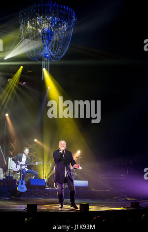 Turin, Italie 21 avril 2017. Simple Minds effectue au Teatro Colosseo. Simple Minds est un groupe de rock Écossais formé à Glasgow en 1977. Le plus grand succès commercial du groupe écossais des années 80, ils ont atteint cinq UK albums numéro un au cours de leur carrière et ont vendu 30 millions de disques à travers le monde. Dans ce tour Simple Minds effectuant seulement chanson unplugged Photo : Cronos/Alberto Gandolfo Banque D'Images