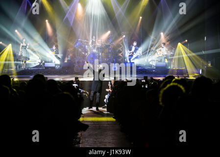 Turin, Italie 21 avril 2017. Simple Minds effectue au Teatro Colosseo. Simple Minds est un groupe de rock Écossais formé à Glasgow en 1977. Le plus grand succès commercial du groupe écossais des années 80, ils ont atteint cinq UK albums numéro un au cours de leur carrière et ont vendu 30 millions de disques à travers le monde. Dans ce tour Simple Minds effectuant seulement chanson unplugged Photo : Cronos/Alberto Gandolfo Banque D'Images