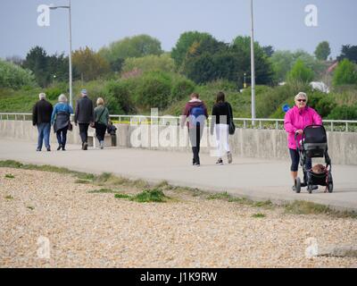 Weymouth, Dorset, UK. 22 avr, 2017. Les gens qui marchent le long de la promenade sur un ciel couvert mais lumineux journée avec une température de 13°C. © DTNews/Alamy Vivre Crédit : Dan Tucker/Alamy Live News Banque D'Images