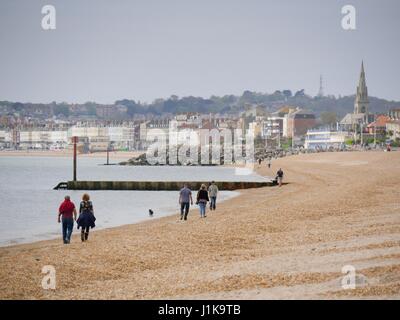 Weymouth, Dorset, UK. 22 avr, 2017. Les gens qui marchent le long de la plage sur un ciel couvert mais lumineux journée avec une température de 13°C. © DTNews/Alamy Vivre Crédit : Dan Tucker/Alamy Live News Banque D'Images