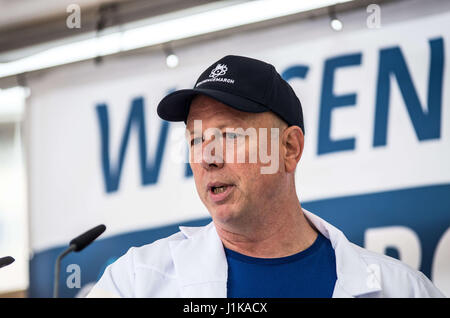 22 avril 2017 - MÃ¼Nchen, Bayern, Allemagne - Randolph Caldwell de la Helmholtz Zentrum de Munich. Caldwell est également un organisateur. Coïncidant avec la Journée de la Terre, plus de 500 villes dans le monde ont participé à la Marche pour la science- un programme coordonné de démonstration visant à renforcer le soutien accordé pour les sciences à l'ère post-faits. Les scientifiques et les professeurs de sciences ont estimé qu'ils ont été attaqués par de fausses nouvelles, de scepticisme croissant, de conspirations, et hostile à la politique. En dépit d'être non partisane et non politiques, ainsi que le mois de mars étant en Allemagne, qui a son propre 'guerre contre la science'' et de Banque D'Images