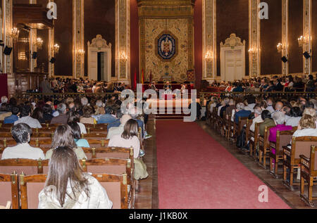 Madrid, Espagne, 22 avril 2017. Eduardo Mendoza écrivain (centre) prix Cervantes 2017 dans une conférence publique à l'Université Complutense en avril 2017 sur 22, Madrid, Espagne. Credit : Enrique Davó/Alamy Live News. Banque D'Images