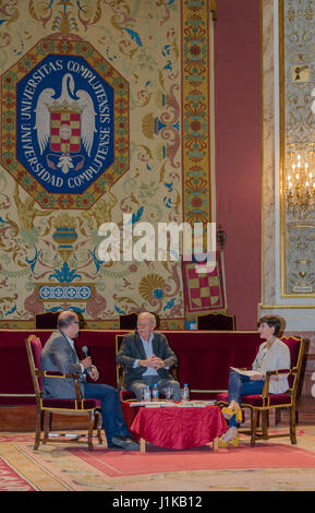 Madrid, Espagne, 22 avril 2017. Eduardo Mendoza écrivain (centre) prix Cervantes 2017 dans une conférence à l'Université Complutense sur 22 avril 2017, Madrid, Espagne. Credit : Enrique Davó/Alamy Live News. Banque D'Images