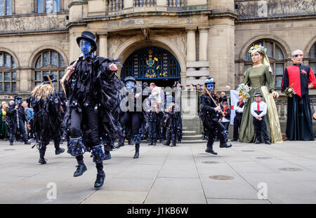 Sheffield, Royaume-Uni. 22 avr, 2017. Morris Dancers performing danses traditionnelles en face de l'hôtel de ville de Sheffield, pour marquer le Jour de rue George. Petit-déjeuner Boggarts sont une troupe de Morris de Hillsborough Sheffield. Credit : Jeanette Teare/Alamy Live News Banque D'Images