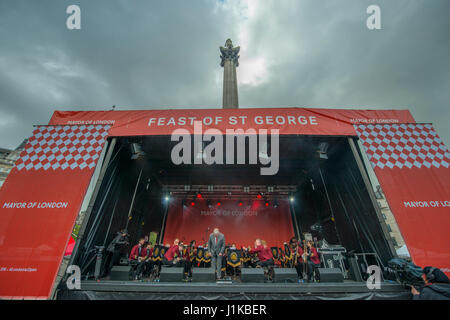 Trafalgar Square, Londres, Royaume-Uni. 22 avr, 2017. Londres célèbre la journée à St Georges le maire de Londres Fête annuelle de St George. La place est bordée de stands vendant de la nourriture anglaise traditionnelle, inspiré par le 13e siècle comme un jour de festin. St Georges jour tombe le 23 avril. Credit : Malcolm Park/Alamy Live News Banque D'Images