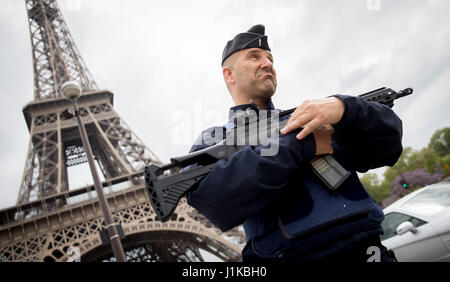 Paris, France. 22 avr, 2017. Les agents de police armés près de la Tour Eiffel à Paris, France, 22 avril 2017. Le pays chefs aux urnes demain pour élire son prochain président. Photo : Kay Nietfeld/dpa/Alamy Live News Banque D'Images