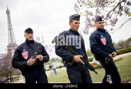 Paris, France. 22 avr, 2017. Les agents de police armés près de la Tour Eiffel à Paris, France, 22 avril 2017. Le pays chefs aux urnes demain pour élire son prochain président. Photo : Kay Nietfeld/dpa/Alamy Live News Banque D'Images