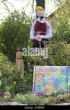 Wray, Lancashire, Royaume-Uni. 22 avr, 2017. Favoris traditionnels avec Cendrillon épouvantails autour de chaque coin de Wray Village au début de l'Épouvantail villages festival qui est en cours d'exécution jusqu'à lundi de la banque Crédit : David Billinge/Alamy Live News Banque D'Images