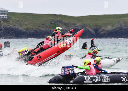 Newquay, Royaume-Uni. 22 avr, 2017. En dépit de l'absence de grosses vagues le Thunder Cat racers a permis d'obtenir des coups d'adrénaline, d'action de course. Crédit Photographe : Gordon 1928/Alamy Live News Banque D'Images