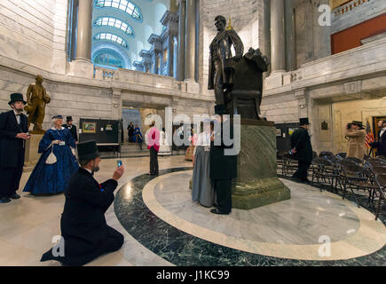 Frankfort, Kentucky, USA. Apr 21, 2017. Les participants à la convention annuelle de l'Association des diffuseurs Lincoln recueillir dans la rotonde de la capitale de l'Etat. L'ALP est une organisation d'hommes et de femmes consacrés à Abraham Lincoln et Mary Lincoln à la vie pour les fêtes, les défilés, les sociétés historiques, les écoles, les films et pièces de théâtre. Crédit : Brian Cahn/ZUMA/Alamy Fil Live News Banque D'Images