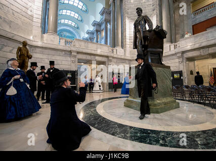 Frankfort, Kentucky, USA. Apr 21, 2017. Les participants à la convention annuelle de l'Association des diffuseurs Lincoln recueillir dans la rotonde de la capitale de l'Etat. L'ALP est une organisation d'hommes et de femmes consacrés à Abraham Lincoln et Mary Lincoln à la vie pour les fêtes, les défilés, les sociétés historiques, les écoles, les films et pièces de théâtre. Crédit : Brian Cahn/ZUMA/Alamy Fil Live News Banque D'Images