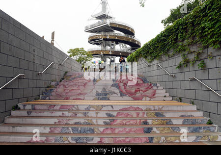 Hong Kong, Chine. 22 avr, 2017. Décorées étapes à Tai Po Waterfront Park sont vus à Hong Kong, en Chine, le 22 avril 2017. Pour célébrer le 20e anniversaire de la création de la Région administrative spéciale de Hong Kong, pas dans 20 endroits différents ont été décorées avec des images de fleurs à Hong Kong récemment. Credit : Liu Yun/Xinhua/Alamy Live News Banque D'Images