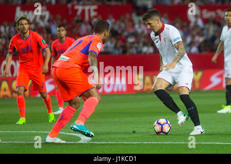 Sevilla, Espagne. Apr 21, 2017. Jovetic du FC Séville en action. La Liga Santander match day 33 match entre Séville et Grenade. Séville a battu Grenade 2-0 avec deux buts marqués par Ganso (4e et 46e minute). Stade Ramon Sanchez-Pizjuan, Sevilla, Espagne. 21 avril, 2017. Photo par Ismael Molina | MEDIA EXPRESS Photo Credit : VWPics/Alamy Live News Banque D'Images