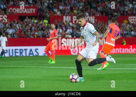 Sevilla, Espagne. Apr 21, 2017. Jovetic du FC Séville en action. La Liga Santander match day 33 match entre Séville et Grenade. Séville a battu Grenade 2-0 avec deux buts marqués par Ganso (4e et 46e minute). Stade Ramon Sanchez-Pizjuan, Sevilla, Espagne. 21 avril, 2017. Photo par Ismael Molina | MEDIA EXPRESS Photo Credit : VWPics/Alamy Live News Banque D'Images