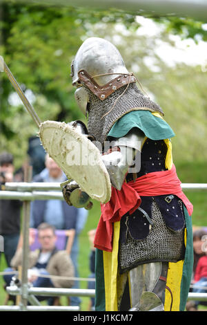 Plaisir Vauxhall Gardens, London, UK. 22 avr, 2017. St George's day festival à plaisir Vauxhall Gardens, Londres. Avec un tournoi, Punch et Judy et autres événements pour célébrer le Jour de rue George. Crédit : Matthieu Chattle/Alamy Live News Banque D'Images