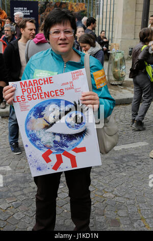 Paris, France. 22 avr, 2017. Une carie militants l'affiche pour la marche de la science. Quelques centaines de personnes ont participé à la Journée de la Terre 2017 à Paris sous le slogan 'Marche pour la science'. Il faisait partie d'une journée mondiale, qui a eu lieu dans de nombreuses villes du monde entier. Crédit : Michael Debets/Alamy Live News Banque D'Images