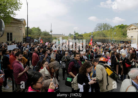 Paris, France. 22 avr, 2017. Plusieurs centaines de militants ont monté pour la marche de la science. Quelques centaines de personnes ont participé à la Journée de la Terre 2017 à Paris sous le slogan 'Marche pour la science'. Il faisait partie d'une journée mondiale, qui a eu lieu dans de nombreuses villes du monde entier. Crédit : Michael Debets/Alamy Live News Banque D'Images