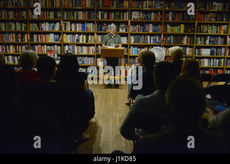 Coral Gables, FL, USA. Apr 21, 2017. David H Weisberg discuter et signer des copies de son livre 'Le Plan Américain' à livres et livres le 21 avril 2017 à Coral Gables, en Floride. Credit : Mpi10/media/Alamy Punch Live News Banque D'Images