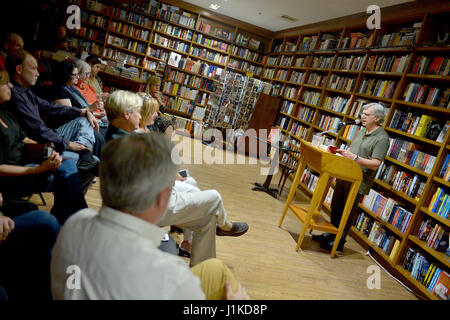 Coral Gables, FL, USA. Apr 21, 2017. David H Weisberg discuter et signer des copies de son livre 'Le Plan Américain' à livres et livres le 21 avril 2017 à Coral Gables, en Floride. Credit : Mpi10/media/Alamy Punch Live News Banque D'Images