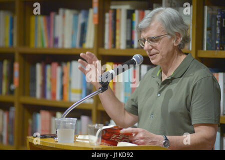 Coral Gables, FL, USA. Apr 21, 2017. David H Weisberg discuter et signer des copies de son livre 'Le Plan Américain' à livres et livres le 21 avril 2017 à Coral Gables, en Floride. Credit : Mpi10/media/Alamy Punch Live News Banque D'Images