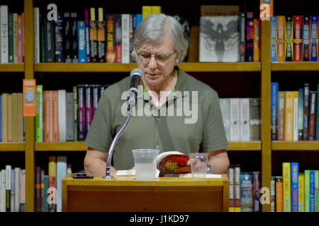 Coral Gables, FL, USA. Apr 21, 2017. David H Weisberg discuter et signer des copies de son livre 'Le Plan Américain' à livres et livres le 21 avril 2017 à Coral Gables, en Floride. Credit : Mpi10/media/Alamy Punch Live News Banque D'Images