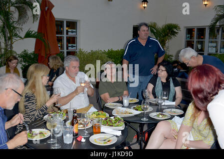 Coral Gables, FL, USA. Apr 21, 2017. David H Weisberg discuter et signer des copies de son livre 'Le Plan Américain' à livres et livres le 21 avril 2017 à Coral Gables, en Floride. Credit : Mpi10/media/Alamy Punch Live News Banque D'Images