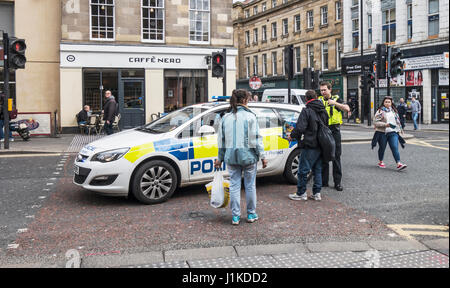 Newcastle Upon Tyne, au Royaume-Uni. 22 avril 2017. Un officier de police soupçonnés de Northumbria appréhende l'étalage en centre-ville de Newcastle. ©Joseph Gaul/Alamy Live News. Banque D'Images