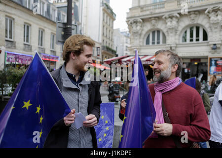 Paris, France. 22 avr, 2017. Deux militants portent drapeaux européens. 200 à 300 militants du mouvement d'impulsion de l'Europe a tenu un rassemblement à Parisi et ont défilé dans la ville pour montrer leur attachement à une Europe unie. Le rassemblement faisait partie d'une campagne plus large dans plusieurs villes allemandes et européennes, qui a lieu chaque dimanche. Crédit : Michael Debets/Alamy Live News Banque D'Images