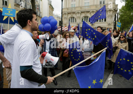 Paris, France. 22 avr, 2017. Vague militants pavillon européen 200 à 300 militants du mouvement d'impulsion de l'Europe a tenu un rassemblement à Parisi et ont défilé dans la ville pour montrer leur attachement à une Europe unie. Le rassemblement faisait partie d'une campagne plus large dans plusieurs villes allemandes et européennes, qui a lieu chaque dimanche. Crédit : Michael Debets/Alamy Live News Banque D'Images