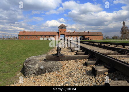 Auschwitz, Birkenau, en Pologne. 22 avr, 2017. Les personnes qui visitent le camp de concentration de Birkenau 2 jours avant la Marche internationale de la vie (מצעד החיים‎ : Hébreu) Le Jour commémoratif de l'Holocauste (Yom HaShoah). Entrée de Birkenau camp de concentration, appelée la porte de la mort, samedi après-midi. Météo : pluie au matin, après-midi ensoleillé, forte et vent froid. Credit : Rageziv/Alamy Live News Banque D'Images