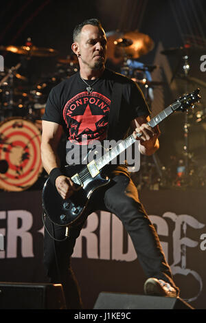 Fort Lauderdale en Floride, USA. Apr 21, 2017. Alter Bridge à effectuer sur la révolution, le 21 avril 2017 à Fort Lauderdale, en Floride. Credit : Mpi04/media/Alamy Punch Live News Banque D'Images