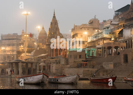 Dasaswamedh Ghat à tôt le matin, à Varanasi, Inde Banque D'Images