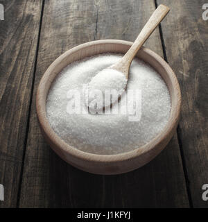 Sucre blanc avec cuillère dans bol en bois, Close-up. Banque D'Images