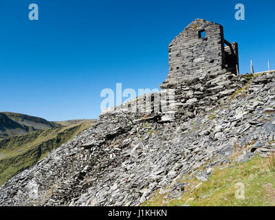 Ruines de l'ancienne carrière d'Ardoise Croesor ci-dessous Moelwyn Mawr dans les montagnes de Snowdonia Moelwyn Banque D'Images