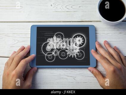 Digital composite de frais généraux de main de comprimé et d'un plateau et blanc graphiques cog Banque D'Images