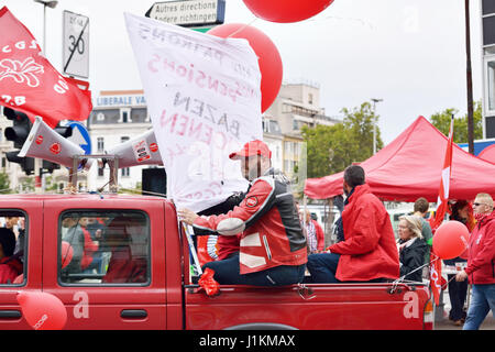 Les participants de la manifestation nationale contre la politique actuelle portent des slogans et des croquis montrant gouvernement échoue pendant leur marche le jeudi, se Banque D'Images