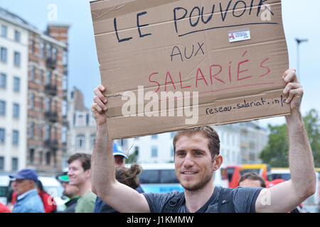 Les participants de la manifestation nationale contre la politique actuelle portent des slogans et des croquis montrant gouvernement échoue pendant leur marche le jeudi, se Banque D'Images