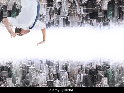 Digital composite de up side down ville. hommes sur la ville d'essayer de toucher la ville vers le bas Banque D'Images