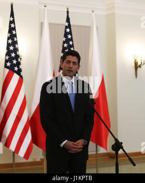 La Pologne. Apr 21, 2017. Paul Ryan, le président de la Chambre des représentants des Etats-Unis, a rencontré le président polonais Andrzej Duda au palais présidentiel de Varsovie, Pologne, le 21 avril 2017. Ryan était accompagné de 15 autres membres du Congrès au cours de la réunion. La réunion est appelée à couvrir la majorité républicaine dans les plans législatif du Congrès et sur nous de politique internationale. Le Président Duda devrait soulever la question de la poursuite du soutien à la présence de troupes américaines en Pologne. Crédit : Anna Ferensowicz/Pacific Press/Alamy Live News Banque D'Images