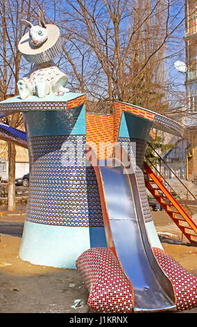 Kiev, UKRAINE - le 18 mars 2012 : l'aire de jeux pour enfants Alice au Pays des merveilles dans ruelle pittoresque par le sculpteur Konstantin Skretutskiy Banque D'Images