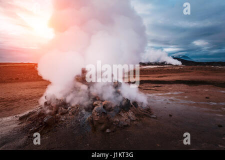 Fumeurs fumerolles sur Hverarond Valley, au nord de l'Islande, de l'Europe. Banque D'Images