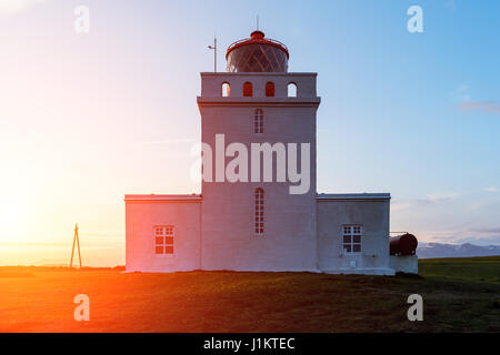 Phare blanc à Cap Dyrholaey, Islande. Banque D'Images